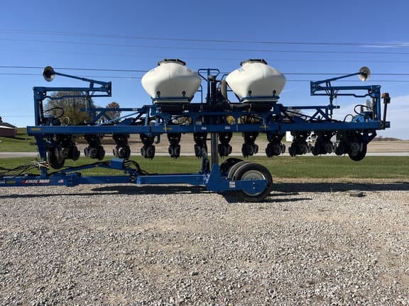 2021 Kinze 3605 Equipment Image0