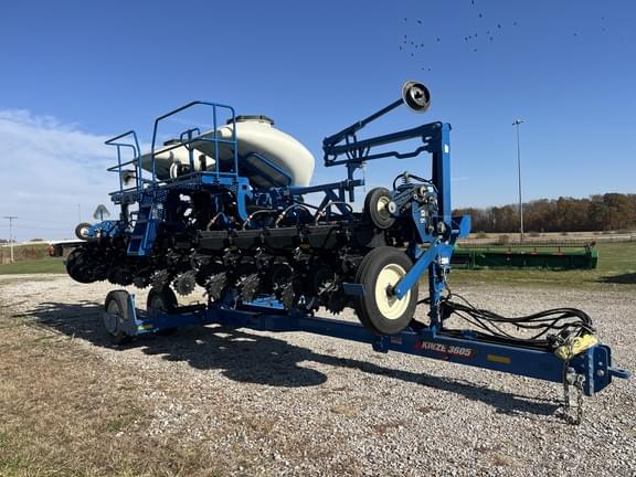 Image of Kinze 3605 equipment image 2