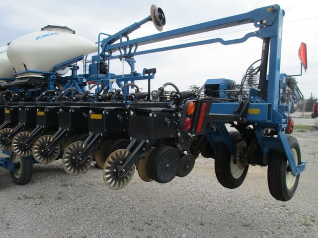Image of Kinze 3605 equipment image 4