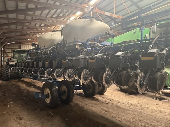 Image of Kinze 3665 equipment image 4