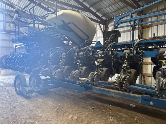 Image of Kinze 3665 equipment image 3