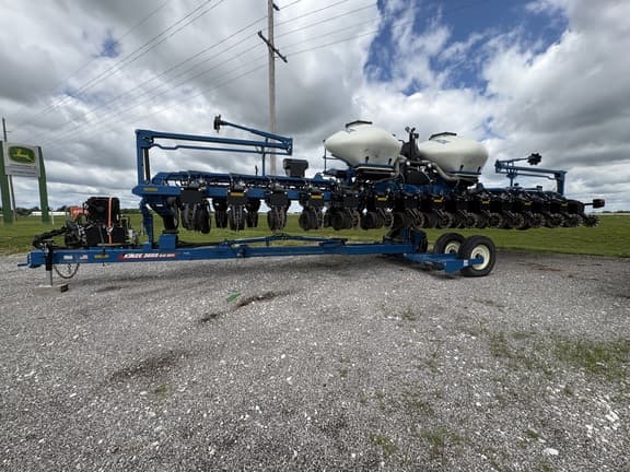 Image of Kinze 3665 equipment image 1