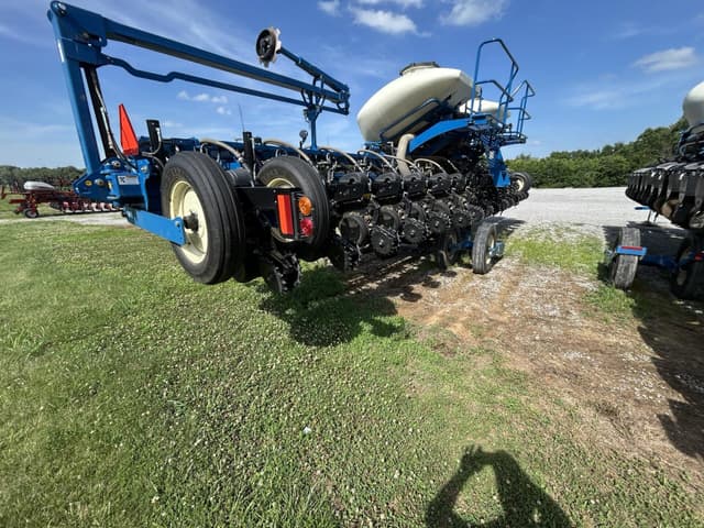 Image of Kinze 3665 equipment image 2