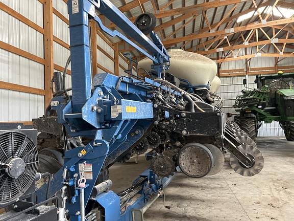 Image of Kinze 3665 equipment image 2