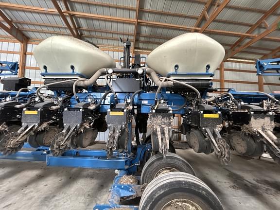 Image of Kinze 3665 equipment image 4