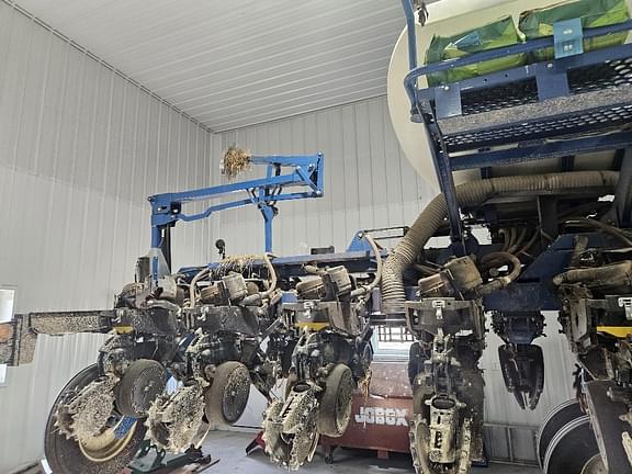 Image of Kinze 3665 equipment image 3