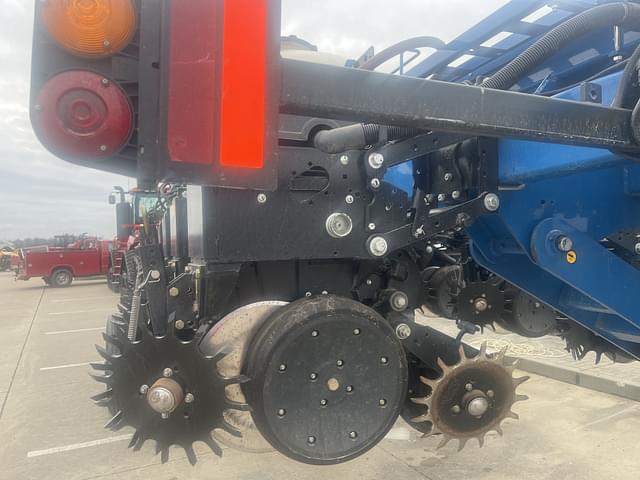 Image of Kinze 3665 equipment image 3