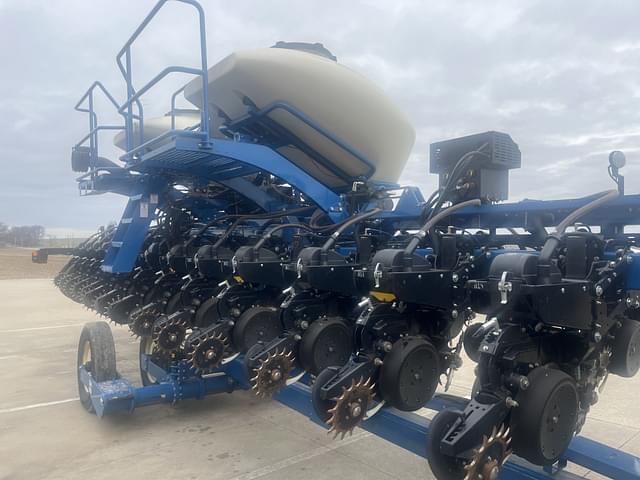 Image of Kinze 3665 equipment image 1