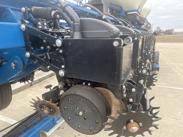 Image of Kinze 3665 equipment image 2