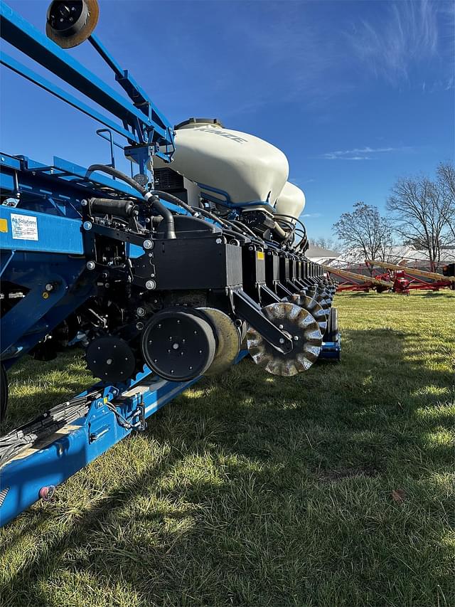 Image of Kinze 3665 equipment image 2