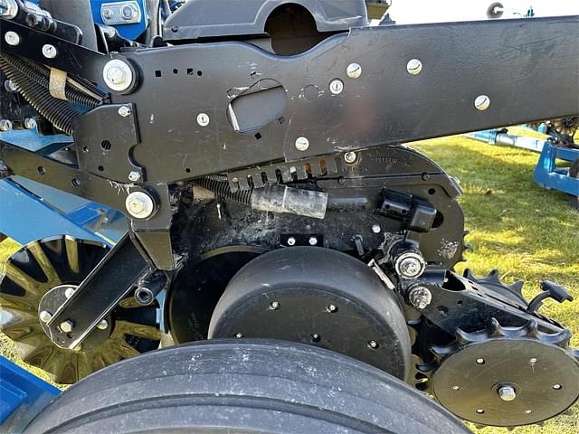 Image of Kinze 3665 equipment image 4