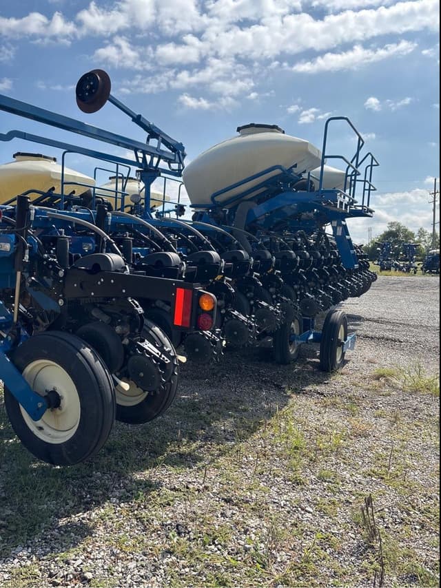 Image of Kinze 3665 equipment image 3