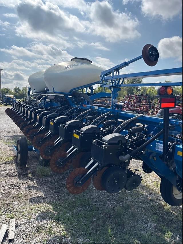Image of Kinze 3665 equipment image 4