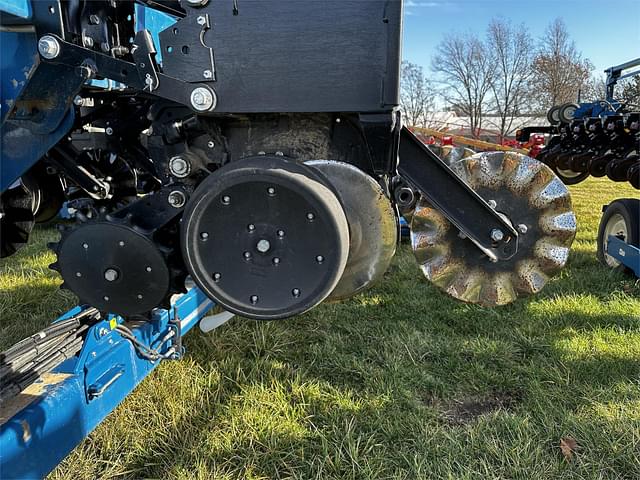 Image of Kinze 3665 equipment image 3