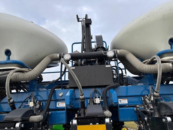 Image of Kinze 3665 equipment image 2
