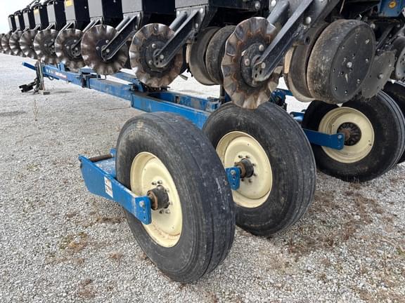 Image of Kinze 3665 equipment image 4