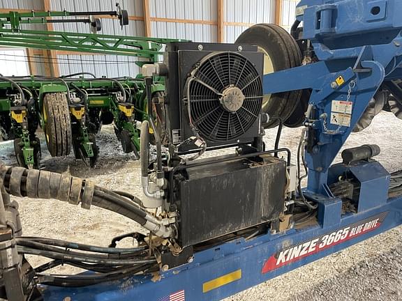 Image of Kinze 3665 equipment image 3