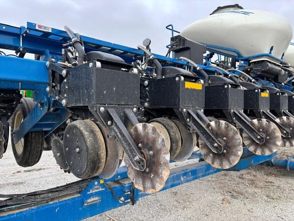 Image of Kinze 3665 equipment image 1