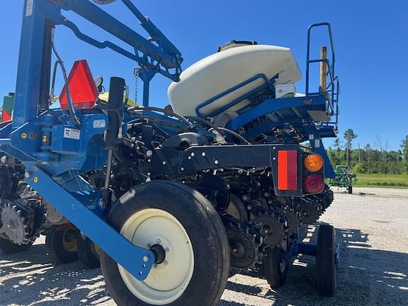 Image of Kinze 3665 equipment image 3