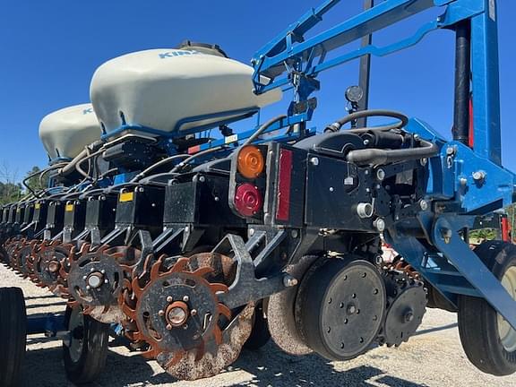Image of Kinze 3665 equipment image 2