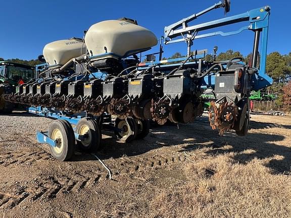 Image of Kinze 3665 equipment image 3