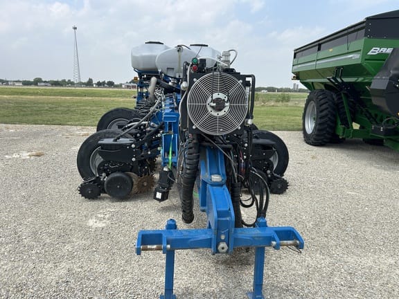 2021 Kinze 4905 Equipment Image0