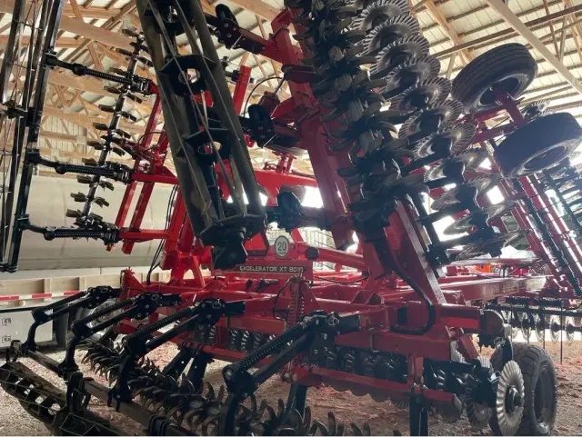 Image of Kuhn Krause Excelerator XT 8010-30 equipment image 4