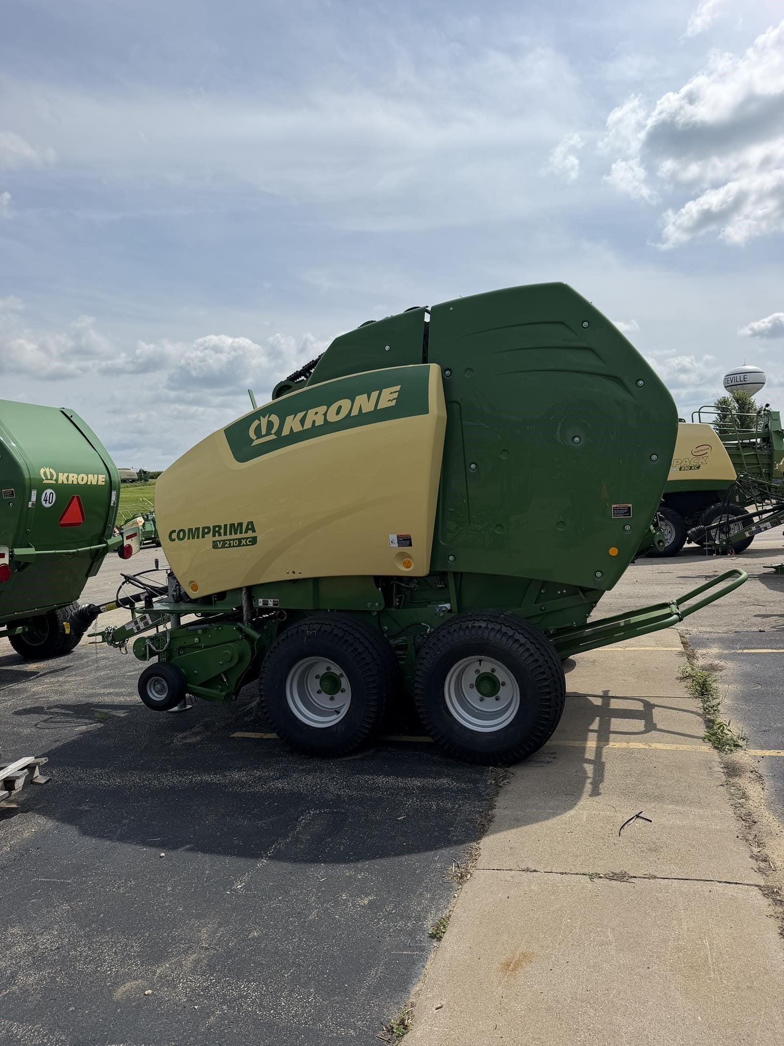 2021 Krone Comprima V210XC Equipment Image0