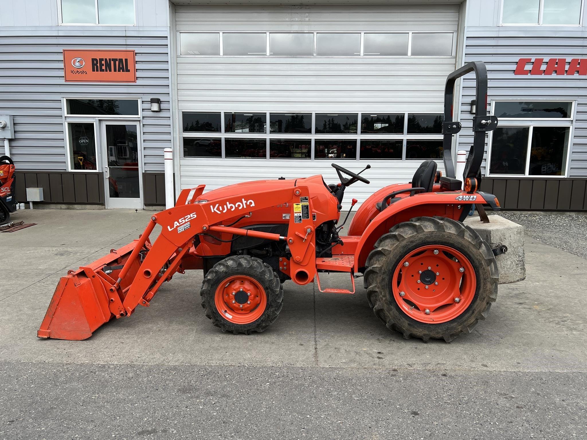2021 Kubota L3301DT Equipment Image0
