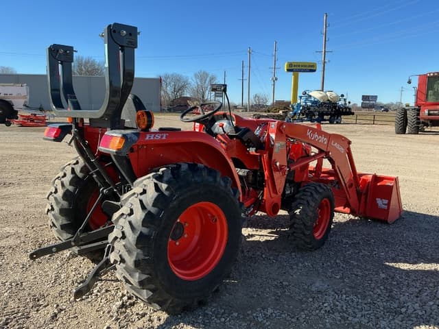 Image of Kubota L3301HST equipment image 4