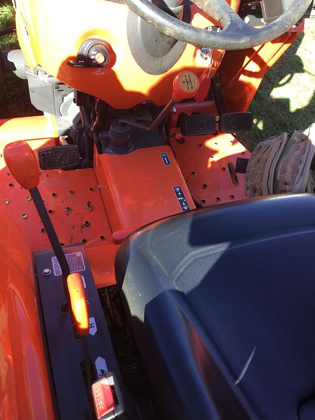 Image of Kubota L3901 equipment image 4
