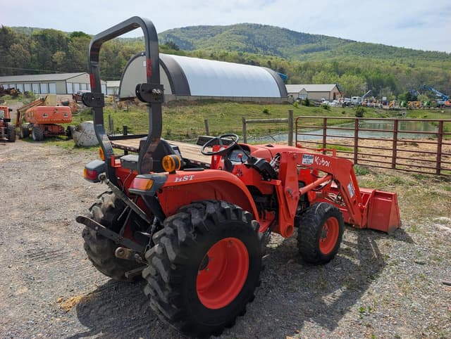 Image of Kubota L3901HST equipment image 4