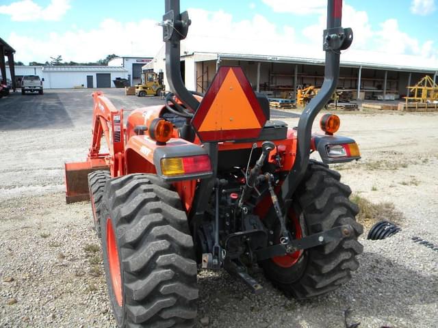 Image of Kubota L3901HST equipment image 4