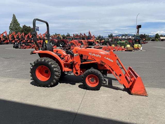 Image of Kubota L3901HST equipment image 4