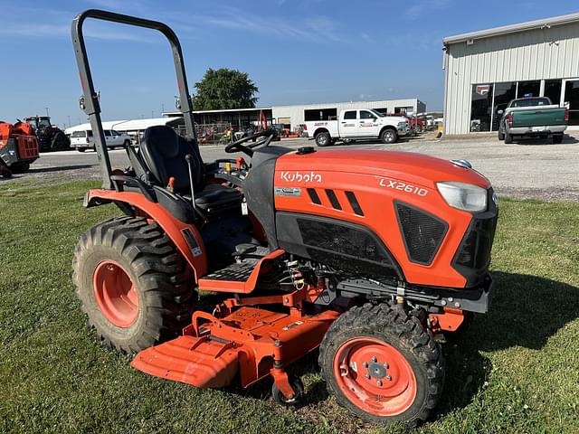 Image of Kubota LX2610HSD equipment image 2