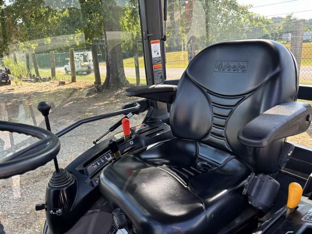 Image of Kubota LX2610HSDC equipment image 2