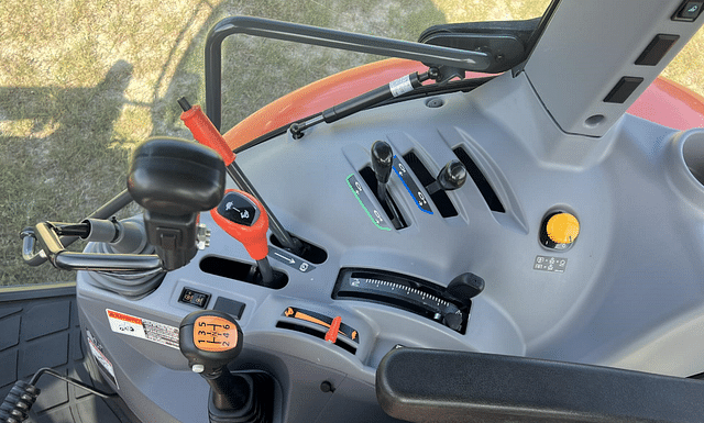 Image of Kubota M4-071 equipment image 2
