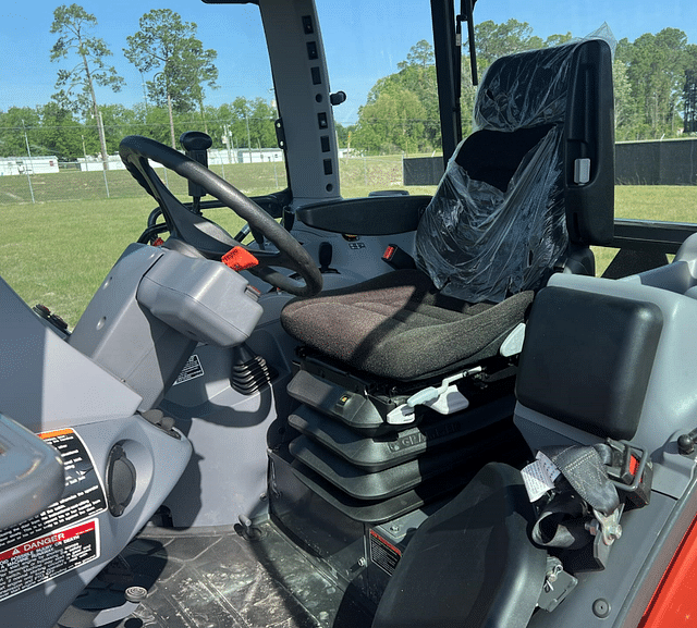 Image of Kubota M4-071 equipment image 4
