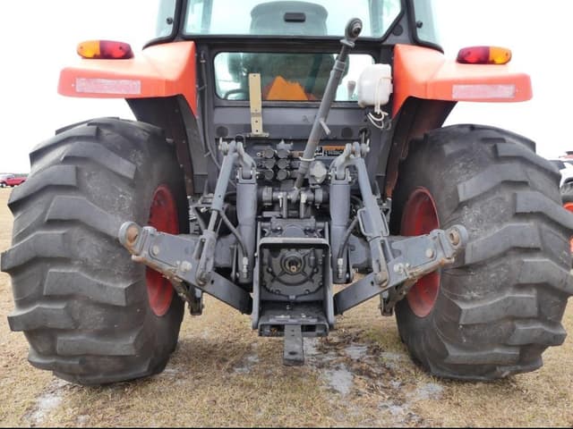 Image of Kubota M5-111 equipment image 3