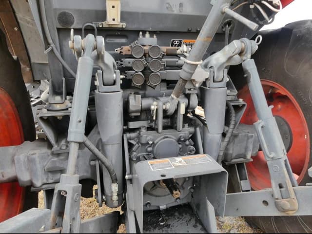 Image of Kubota M5-111 equipment image 4