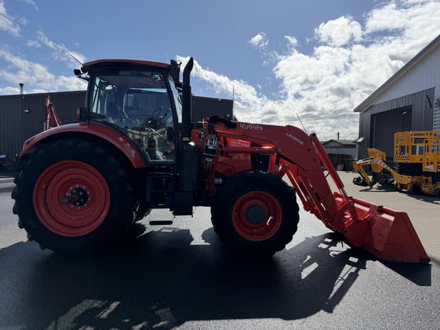Image of Kubota M7.132 Deluxe equipment image 4