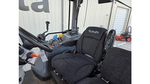 Image of Kubota M7.132 Deluxe equipment image 2