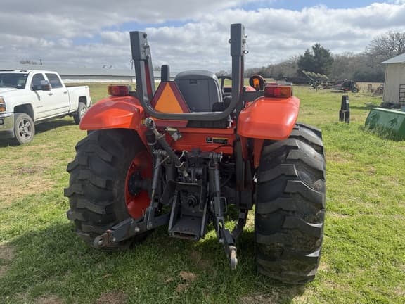 Image of Kubota M7060 equipment image 2