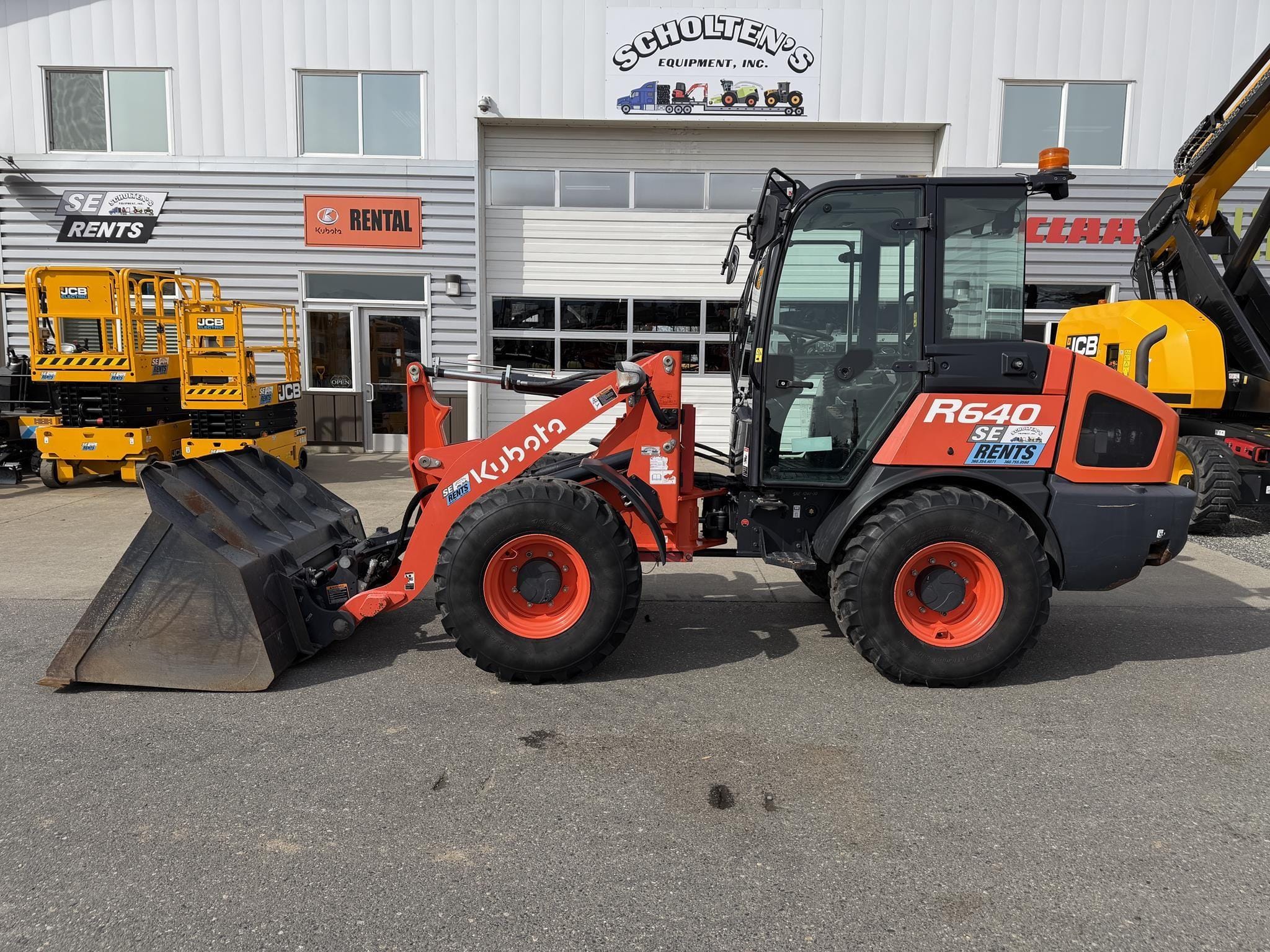 2021 Kubota R640 Equipment Image0