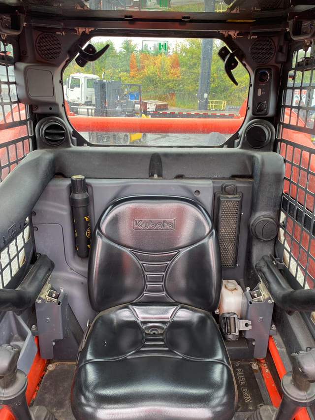 Image of Kubota SSV65 equipment image 4