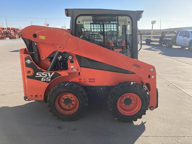 Image of Kubota SSV65 equipment image 4