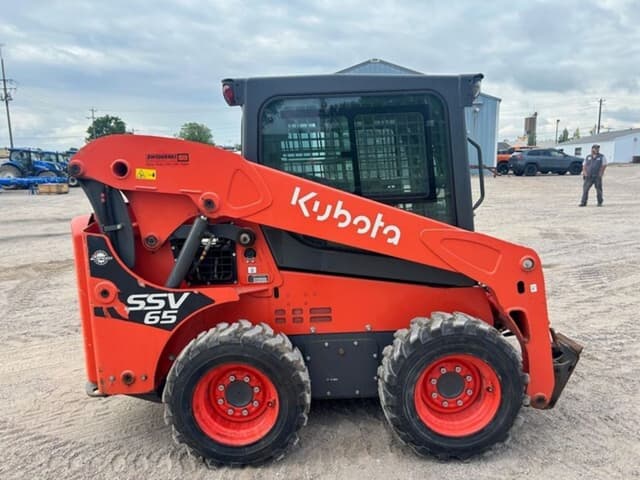 Image of Kubota SSV65 equipment image 3