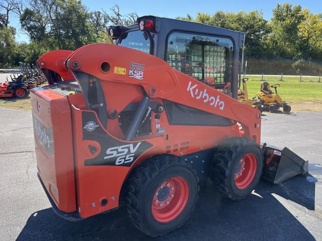 Image of Kubota SSV65 equipment image 4