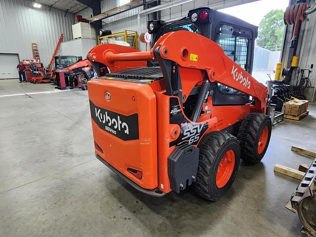 Image of Kubota SSV65 equipment image 2