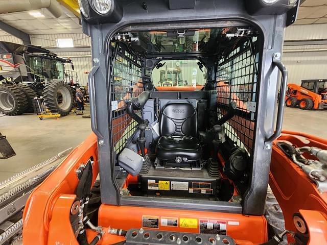 Image of Kubota SSV65 equipment image 4
